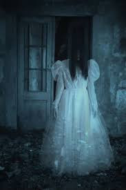 Theo đó, cô không bao giờ có cơ hội mặc chiếc váy cưới do người mẹ mua cho.