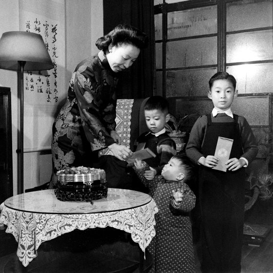 Trẻ em được người lớn trong gia đình lì xì mừng tuổi đầu năm.