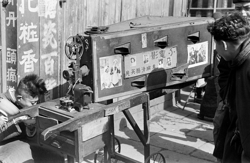 Đây là một chiếc máy ảnh cổ được sử dụng dịp Tết. Rất nhiều người tò mò khi lần đầu nhìn thấy máy ảnh.