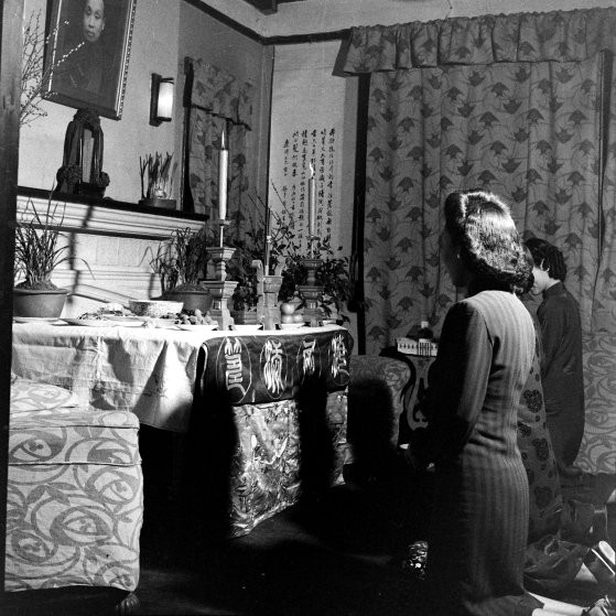 Một gia đình thắp hương thờ cúng tổ tiên dịp Tết Nguyên đán.