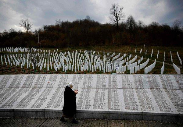 Vụ thảm sát Srebrenica trở thành một sự kiện bi thương trong lịch sử nhân loại. Cách đây 24 năm, ngày 11/7, vụ thảm sát kinh hoàng xảy ra tại thị trấn Srebrenica, phía đông Bosnia &amp; Herzegovina khiến dư luận bàng hoàng.
