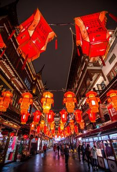 Màu đỏ cũng tượng trưng cho tình yêu, niềm tin và hy vọng. Do vậy, sắc đỏ luôn được người dân sử dụng rộng rãi dịp Tết với ước nguyện sẽ có một năm mới tràn ngập hạnh phúc và may mắn.