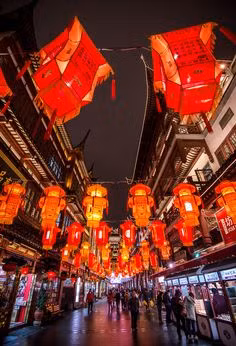 Màu đỏ cũng tượng trưng cho tình yêu, niềm tin và hy vọng. Do vậy, sắc đỏ luôn được người dân sử dụng rộng rãi dịp Tết với ước nguyện sẽ có một năm mới tràn ngập hạnh phúc và may mắn.