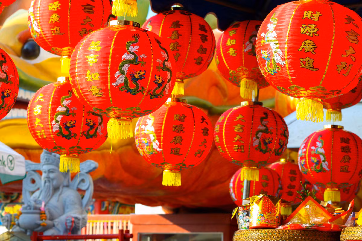 Những câu đối đỏ, đèn lồng đỏ, phong bao lì xì đỏ, cuốn lịch đỏ, hoa đào hay những trang phục màu đỏ xuất hiện ở muôn nơi.