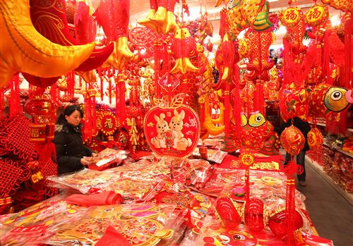 Mỗi khi Tết Nguyên đán đến, màu đỏ lại được người dân ở nhiều nước châu Á sử dụng rộng rãi để trang hoàng nhà cửa.