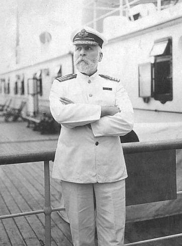 Sau khi xảy ra thảm kịch chìm tàu Titanic, thuyền trưởng Edward Smith được dư luận ca ngợi khi không bỏ chạy mà quyết định chịu chung số phận với con tàu mà ông chỉ huy.