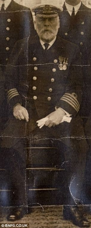 Cụ thể, giả thuyết trên cho rằng, trước khi tàu Titanic gặp nạn, thuyền trưởng Edward Smith được nhìn thấy đang uống rượu trong quán rượu trên con tàu xa hoa bậc nhất khi ấy.