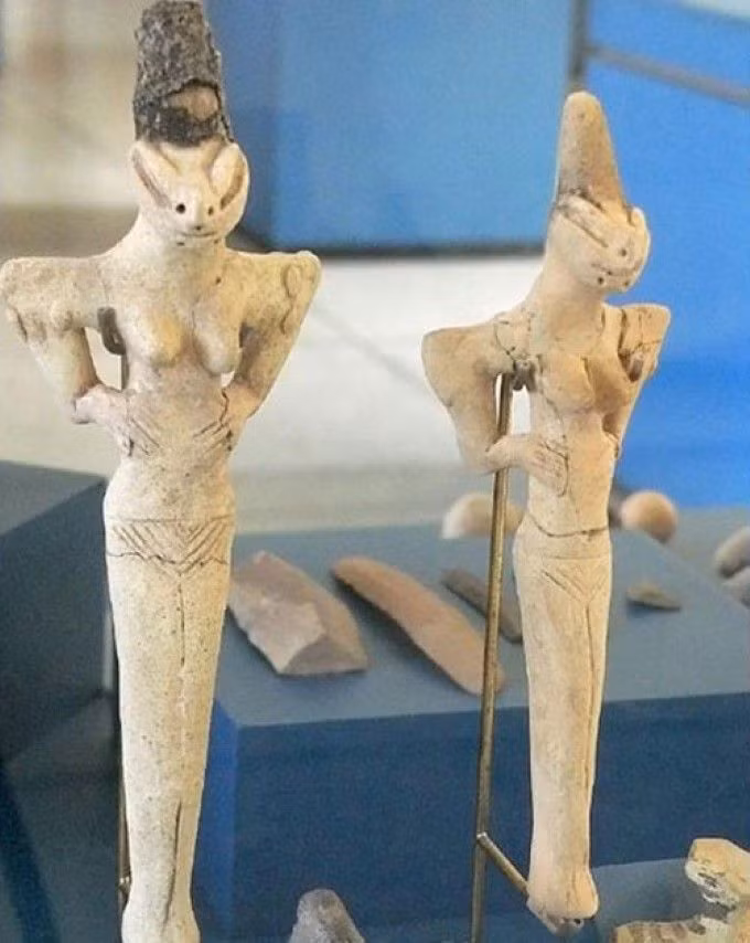 Cụ thể, những bức tượng được tìm thấy ở Tell Al'Ubaid, Ur và Eridu đều có điểm chung là mang gương mặt của con người nhưng có nhiều nét tương đồng với loài thằn lằn.