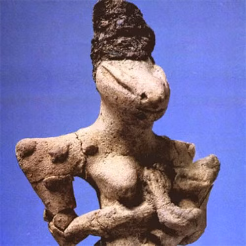 Một quan điểm cho rằng, những bức tượng này mô tả một chủng tộc người thằn lằn ít được biết tới.