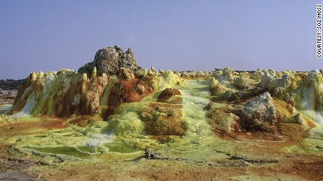 Nước tại Vùng lõm Danakil đặc biệt khan hiếm. Nguyên do là vì mỗi năm nơi đây chỉ nhận được lượng mưa khoảng 100 - 200 mm.