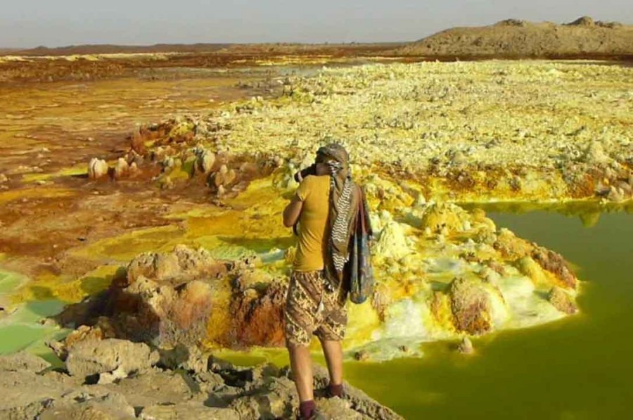 Không những vậy, bên dưới Vùng lõm Danakil là dòng dung nham sôi sục nằm cách bề mặt 20 km.