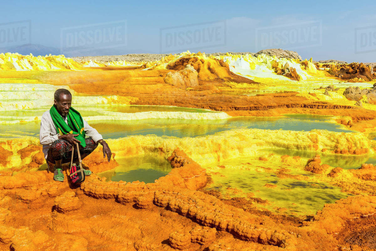 Người Afar sống tại “cổng địa ngục” Danakil kiếm sống bằng cách khai thác muối. Đối với họ, muối chính là tiền.