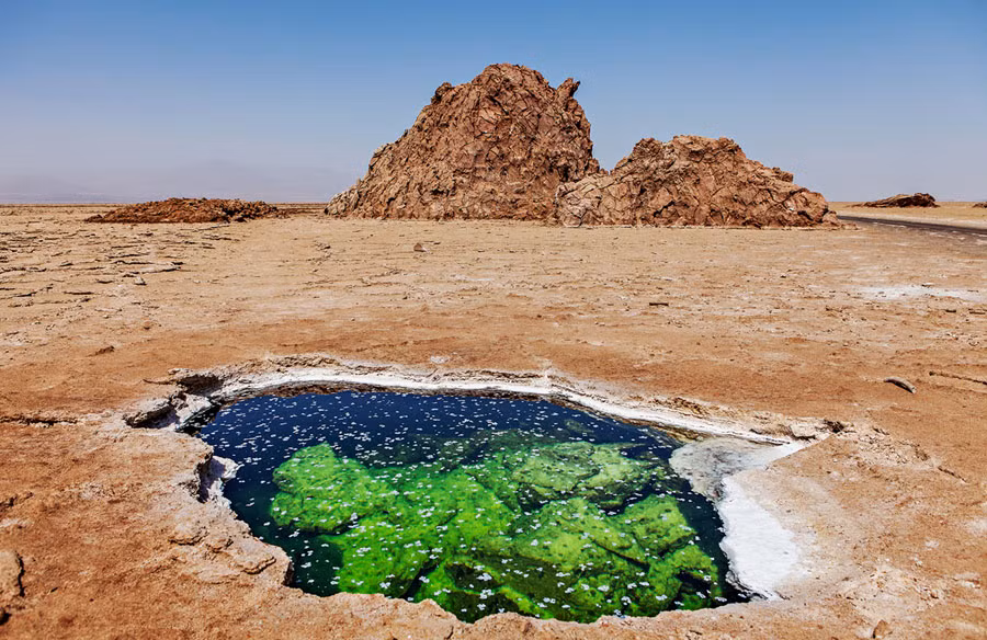 Tuy nhiên, nhiệt độ cao tại Vùng lõm Danakil khiến nước bốc hơi nhanh tạo ra những lớp muối kết tinh.