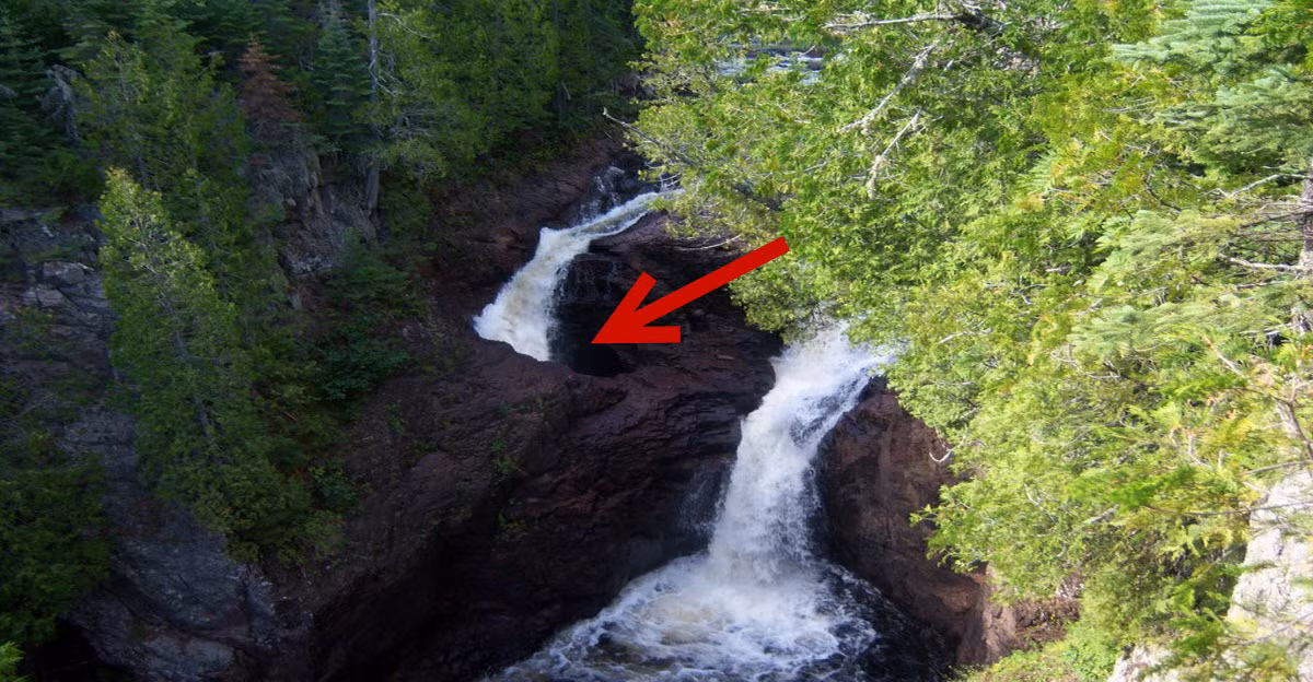 Theo đó, các nhà khoa học đã đổ thuốc nhuộm vào nước tại thác nước "chiếc ấm của quỷ dữ" để tìm ra điểm kết thúc của dòng chảy. Tuy nhiên, việc làm này không có kết quả.