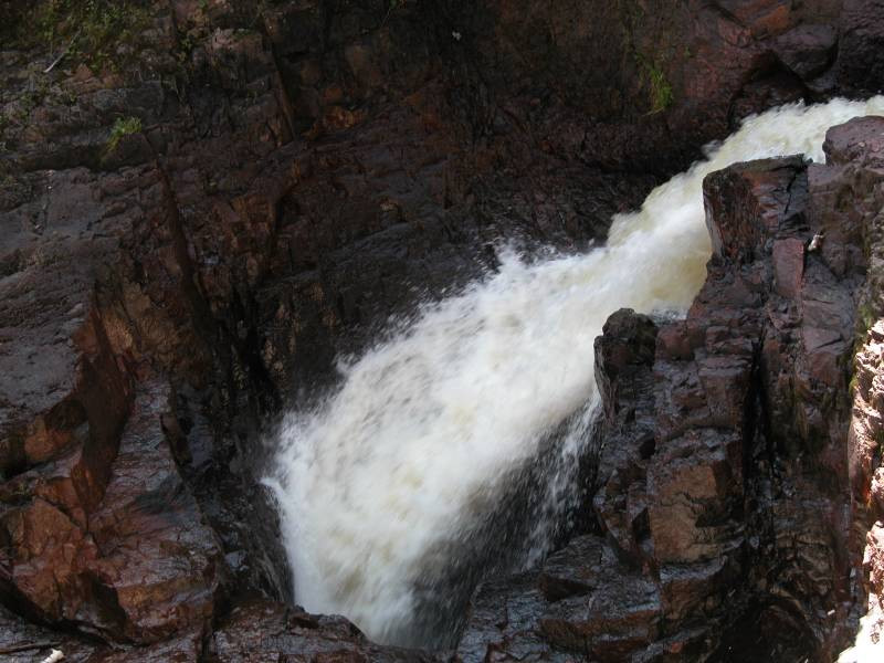 Kỳ lạ là người ta không tìm thấy bất cứ thứ gì đã ném xuống "chiếc ấm của quỷ dữ". Dường như thác nước này đã "nuốt chửng" mọi thứ mà không để lại dấu vết nào.