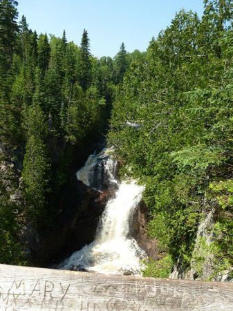 Trong số này nổi bật là giả thuyết bên dưới Devil's Kettle là một con sông ngầm.