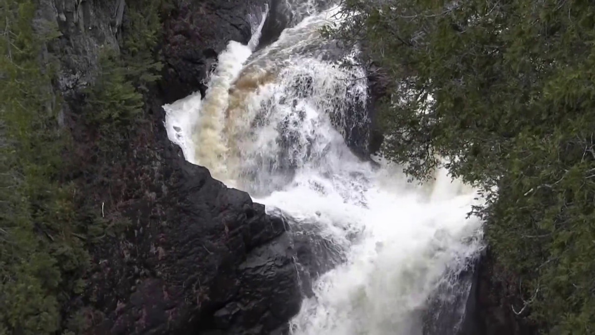 Vào năm 1957, người ta phát hiện một hiện tượng bí ẩn xảy ra ở "chiếc ấm của quỷ dữ". Cụ thể, dòng nước chảy xuống thác nước này biến mất một cách kỳ bí.