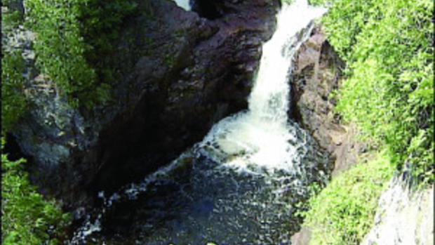 Không bỏ cuộc, các chuyên gia tiếp tục thử nghiệm thả một số đồ vật như quả bóng bàn hay khúc gỗ lớn xuống Devil's Kettle để xem chúng sẽ trôi dạt về đâu.