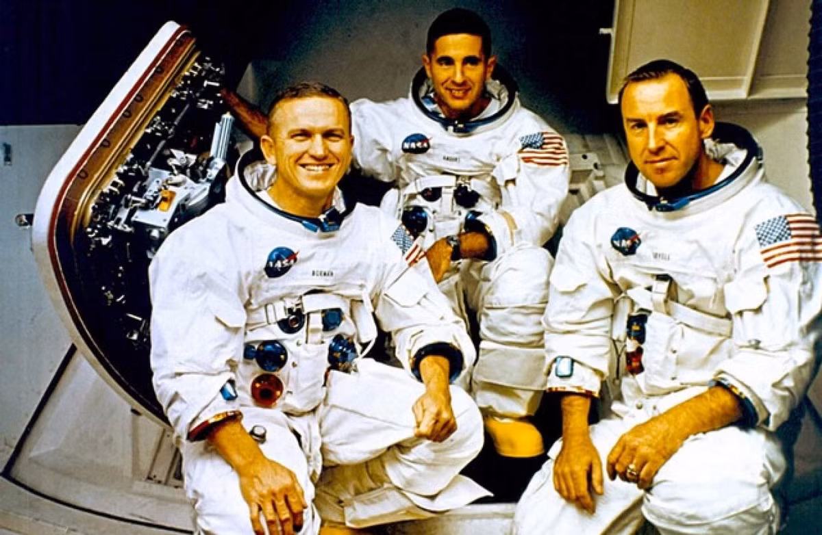 Vào ngày 24/12/1968, những phi hành gia của con tàu vũ trụ Apollo 8 bao gồm: Frank Borman, Jim Lovell và William Anders đã đi vào lịch sử thế giới.