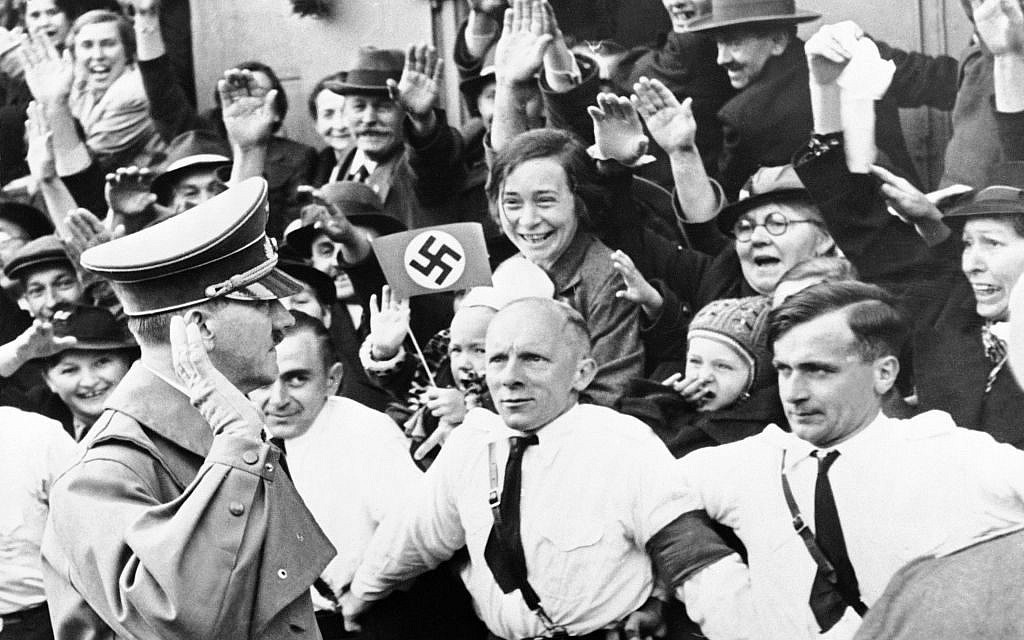 Đế quốc La Mã Thần Thánh và Đế chế Bismarck là 2 đế chế mang lại uy quyền cho dân tộc Đức. Chính vì vậy, Adolf Hitler muốn tiếp nối lịch sử huy hoàng của nước Đức.