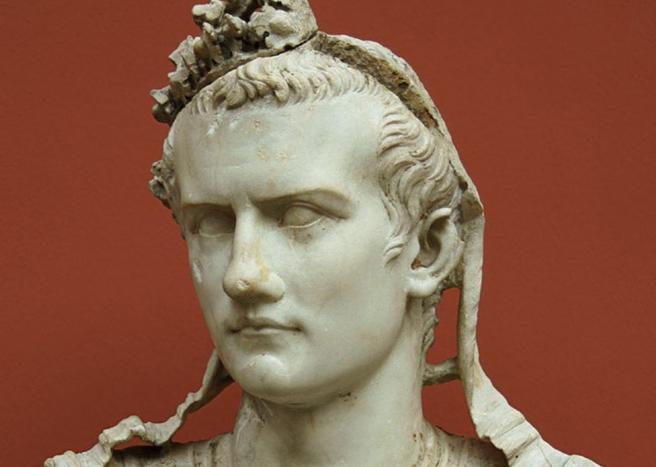 Là một trong những bạo chúa La Mã khét tiếng, hoàng đế Caligula (trị vì từ năm 37 - 41) nổi tiếng lịch sử với tính cách hung bạo và coi giết người như một thú vui. Theo đó, vị bạo chúa này đã giết những người thân thiết như anh em họ cũng như đối thủ chính trị.