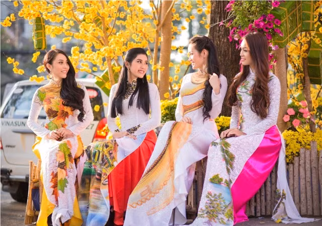 Hướng xuất hành tốt nhất vào ngày mùng 3 Tết là: Tây Bắc, Đông Nam. Muốn cầu tình duyên, cát khánh, đi về hướng Tây Bắc. Còn muốn cầu công danh, tiền bạc, bạn hãy đi về hướng Đông Nam.