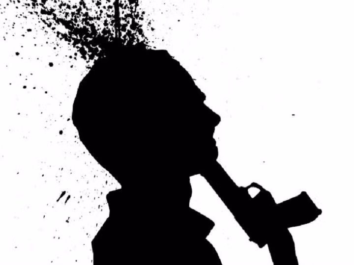 Người này đã đề nghị một ban nhạc trong quán cafe chơi bài hát "Gloomy Sunday". Sau khi rời quán cafe, người đàn ông trên đi taxi để trở về nhà. Trên đường về, người này lấy súng ra và tự sát.