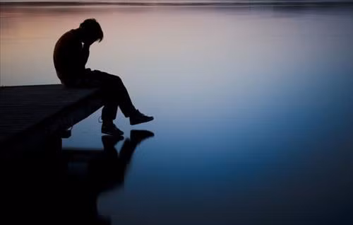 Sau khi nghe bản nhạc "Gloomy Sunday" với giai điệu u buồn đã khiến tâm trạng của họ càng trở nên tồi tệ hơn. Cuối cùng, họ chọn cách giải thoát bản thân bằng việc tự sát.