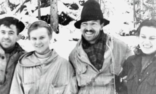 Nguyên nhân cái chết của 9 nhà leo núi trẻ tuổi này là một bí ẩn lớn. Nguyên do là vì thi thể các nạn nhân được phát hiện ở nhiều địa điểm khác nhau.