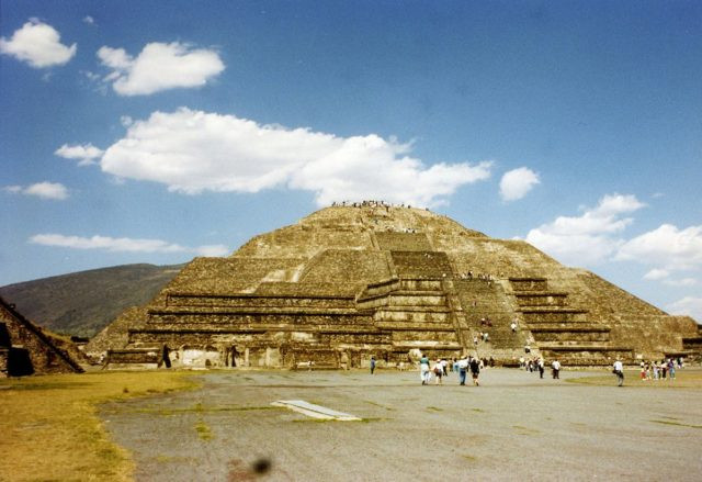 Tuy nhiên, việc phát hiện đường hầm bí mật bên dưới kim tự tháp Mặt Trăng ở Teotihuacan, Mexico nhờ máy chụp cắt lớp CT được cho là đã góp phần giải mã bí ẩn trên.