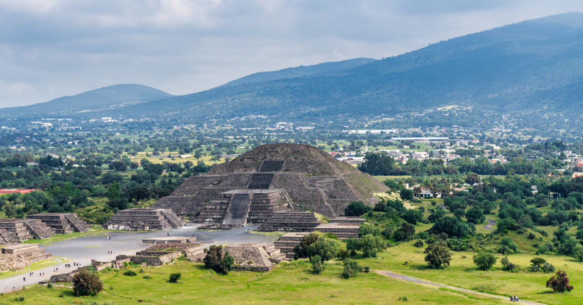 Một số người nhận định đường hầm bên dưới kim tự tháp Mặt trăng rất có thể là “đường sang thế giới bên kia” của người xưa sau khi chết.