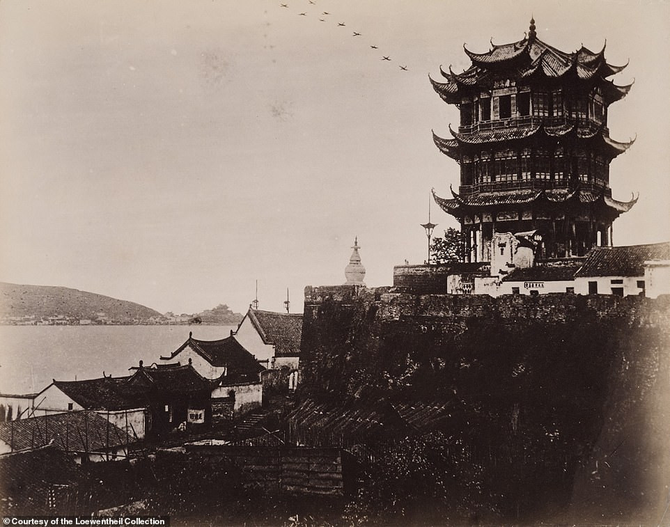 Hoàng Hạc lâu - tượng đài thi ca nổi tiếng của Trung Quốc nằm bên bờ sông Dương Tử, thành phố Vũ Hán, tỉnh Hồ Bắc. Bức ảnh này được chụp vào những năm 1870.