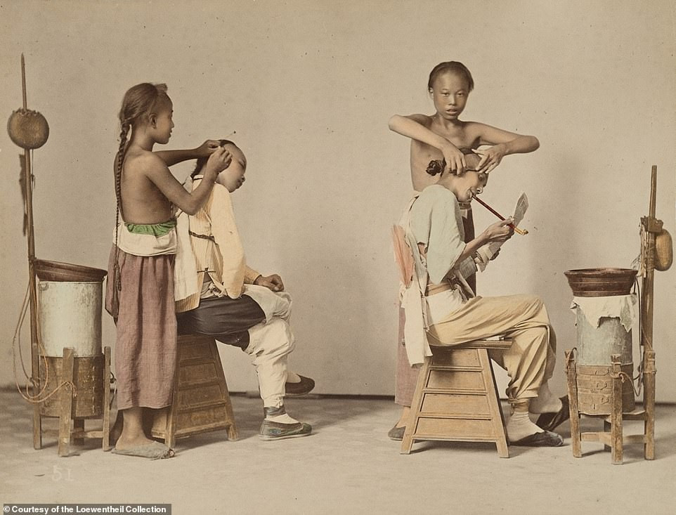 Hai thợ cắt tóc "nhí" cẩn thận làm đầu cho khách.