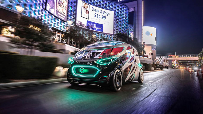 Triển lãm điện tử CES luôn có rất nhiều mẫu xe tự hành chở người hoặc hàng hóa. Tuy nhiên, Mercedes-Benz Vision Urbanetic là chiếc xe đặc biệt khi có thể chuyên chở cả hai.