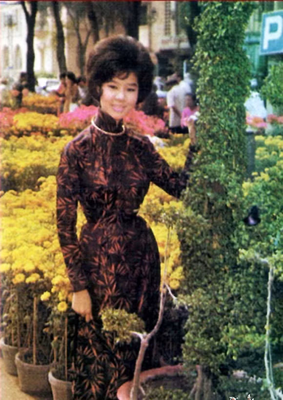 Thiếu nữ trong tà áo dài truyền thống xuống phố đi chợ Tết.