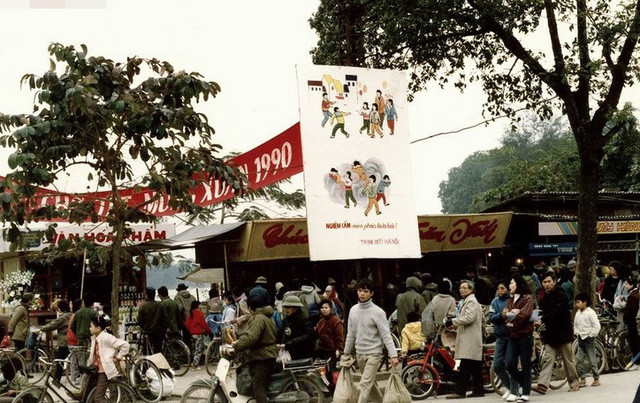 Một góc chợ Tết sầm uất người bán kẻ mua năm 1999 ở Hà Nội.