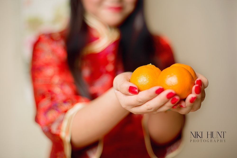 Người Trung Quốc nổi tiếng với phong tục tặng cam quýt cho người thân, bạn bè khi đến chơi tết. Phong tục này xuất phát từ quan niệm màu vàng của cam quýt tượng trưng cho sự giàu sang, sung túc.