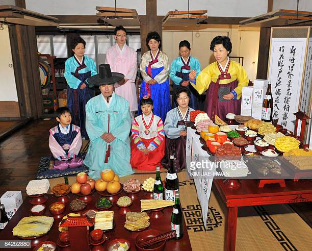 Hàn Quốc là một trong một số các quốc gia châu Á đón Tết Nguyên đán. Trong dịp Tết Nguyên đán, các gia đình Hàn Quốc thường chuẩn bị mâm cỗ đầu năm. Món ăn không thể thiếu trong dịp này là canh bánh gạo có tên tteok-guk.