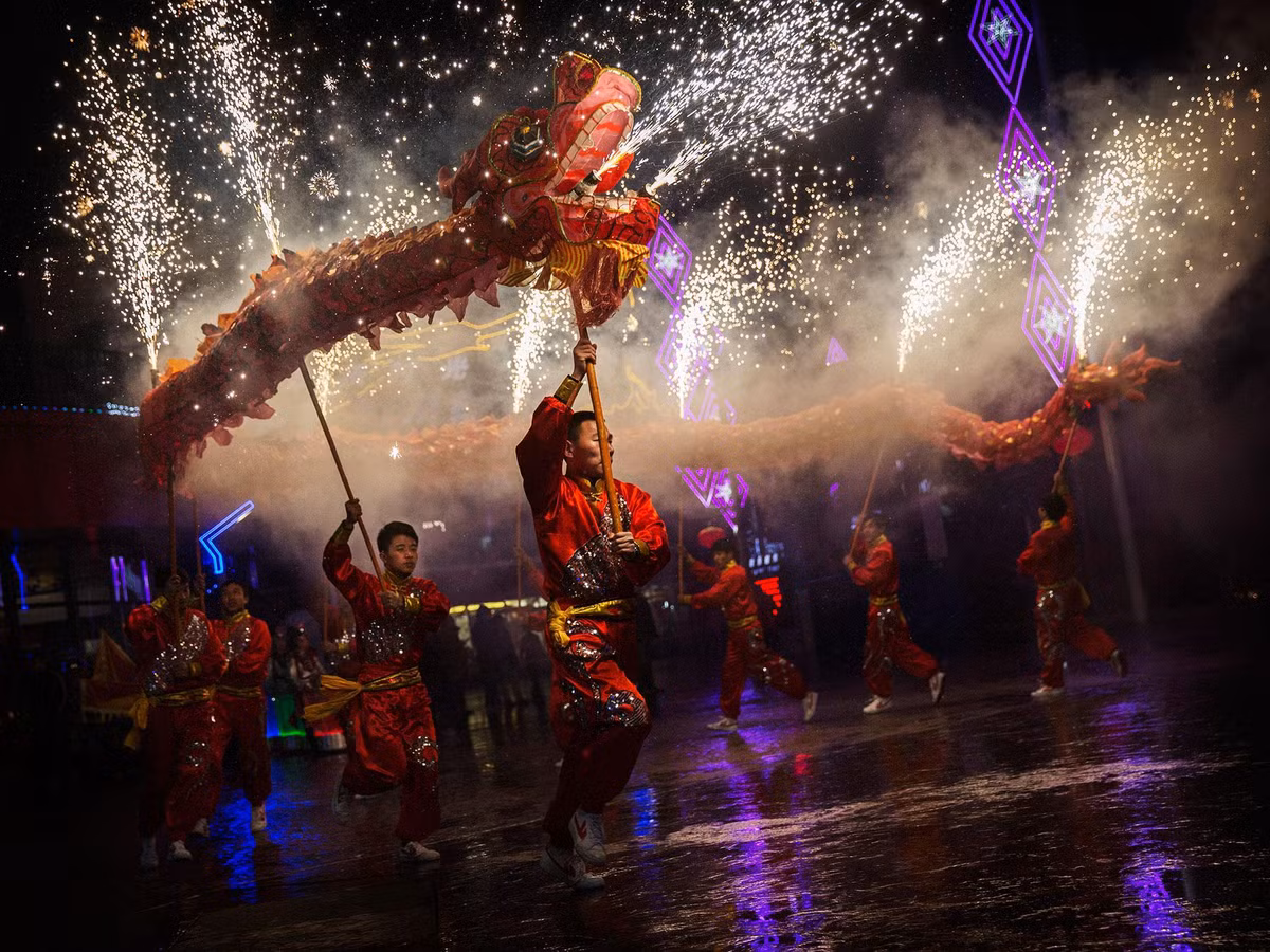 Tết Âm lịch là ngày lễ lớn đối với mọi gia đình Trung Quốc. Vào dịp này, các gia đình thường ăn bánh tổ (Nian Gao) với mong muốn các thành viên trong gia đình luôn gắn bó, hòa hợp với nhau.