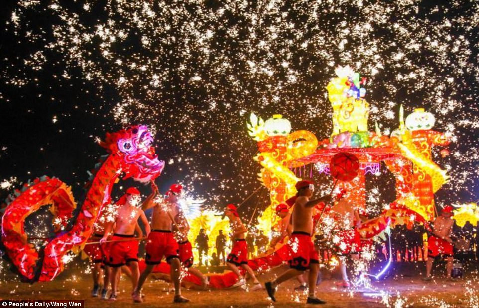 Theo số liệu thống kê của Bộ Văn hóa Trung Quốc, 119 quốc gia tổ chức lễ hội đón chào Tết Nguyên đán.