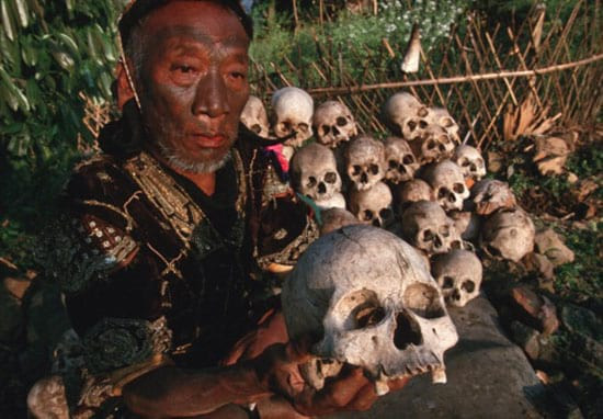 Hộp sọ của kẻ thù được người Naga đặt trong nhà. Nhiều hộp sọ còn được trang trí bằng sừng của một số loài động vật.