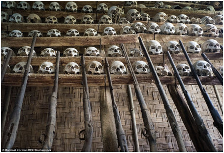 Lấy đầu lâu làm chiến lợi phẩm là tập tục truyền thống của một số bộ tộc thời xưa thực hiện việc săn đầu người. Trong số này nổi tiếng là bộ tộc Naga sinh sống ở ngọn đồi Naga, phía Đông Bắc Ấn Độ. Khi đến tuổi trưởng thành, nam giới bộ tộc này sẽ phải chiến đấu với kẻ thù và mang được thủ cấp của đối phương về nhà.