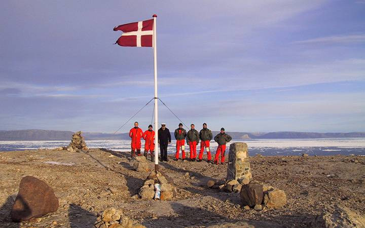 Tuy nhiên, sau khi Hội Quốc Liên tan rã và được thay thế bởi Liên Hiệp Quốc, phán quyết về chủ quyền đảo Hans không còn giá trị. Đến năm 1984, hòn đảo Hans được dư luận quan tâm khi Bộ trưởng Đan Mạch đến thăm đảo và cắm cờ Đan Mạch trên đảo. Ở dưới bệ cờ là dòng chữ: "Chào mừng đến đảo của Đan Mạch" và một chai rượu schnapps.