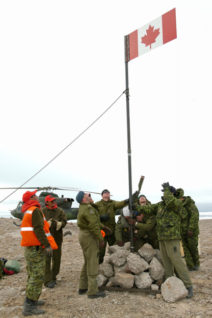 Tuy nhiên, khi quân đội Canada đến đảo Hans thì họ để lại một chai rượu whisky và một tấm bảng: "Chào mừng bạn đến Canada". Kể từ đó, Canada và Đan Mạch diễn ra cuộc "chiến tranh rượu".
