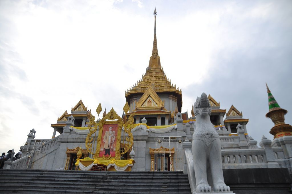 Một trong những điểm độc đáo nhất của chùa Phật Vàng là nơi đây lưu giữ pho tượng Phật vàng nguyên khối cao 3m và nặng 5,5 tấn.