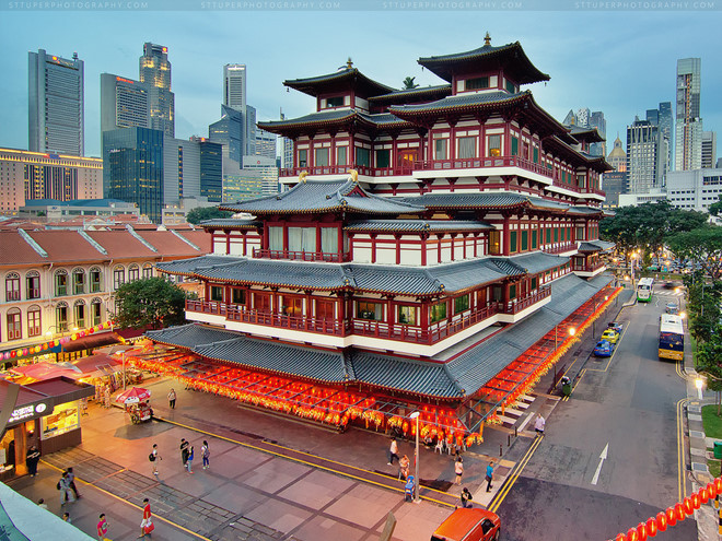 Chùa Phật Nha nằm ở khu Chinatown của Singapore gây chú ý với kiến trúc độc đáo. Người dân nơi đây xem kiến trúc này nổi tiếng linh thiêng.