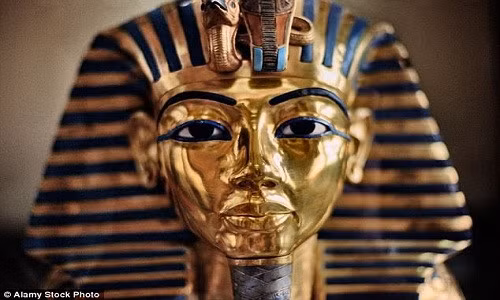 Cụ thể, thông qua nhiều kiểm tra và xét nghiệm, các chuyên gia phát hiện Vua Tut có chân bị tật nên phải dùng gậy chống.