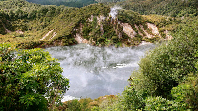 Do vậy, chỉ có các nhà khoa học, chuyên gia mới đặt chân tới hồ chảo chiên để nghiên cứu địa điểm rùng rợn này.