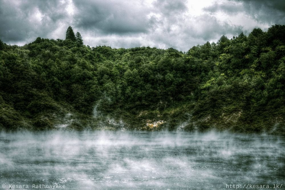 Do được tạo thành từ vụ phun trào núi lửa nên hồ chảo chiên vô cùng nguy hiểm khi nước ở đây quanh năm sôi sùng sục.