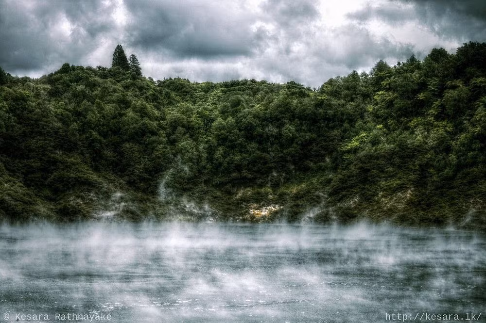 Do được tạo thành từ vụ phun trào núi lửa nên hồ chảo chiên vô cùng nguy hiểm khi nước ở đây quanh năm sôi sùng sục.